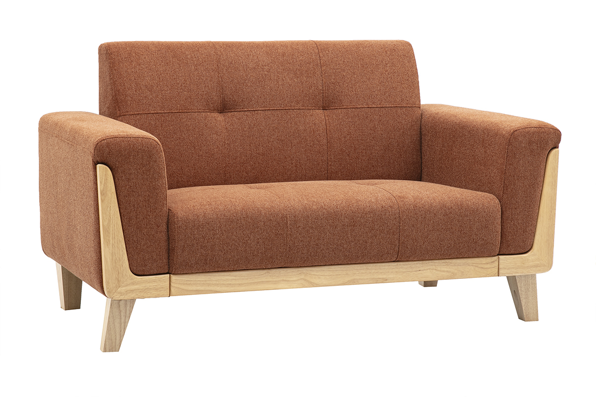 Divano scandinavo a 2 posti in tessuto effetto velluto testurizzato color terra bruciata e legno chiaro, vista a 3/4.