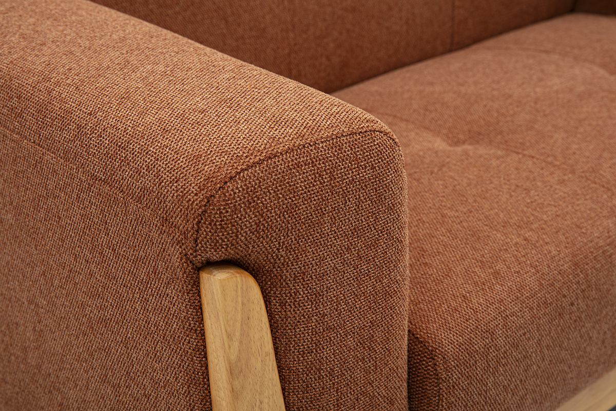 Dettaglio del divano scandinavo a 2 posti in tessuto effetto velluto terra bruciata e legno chiaro