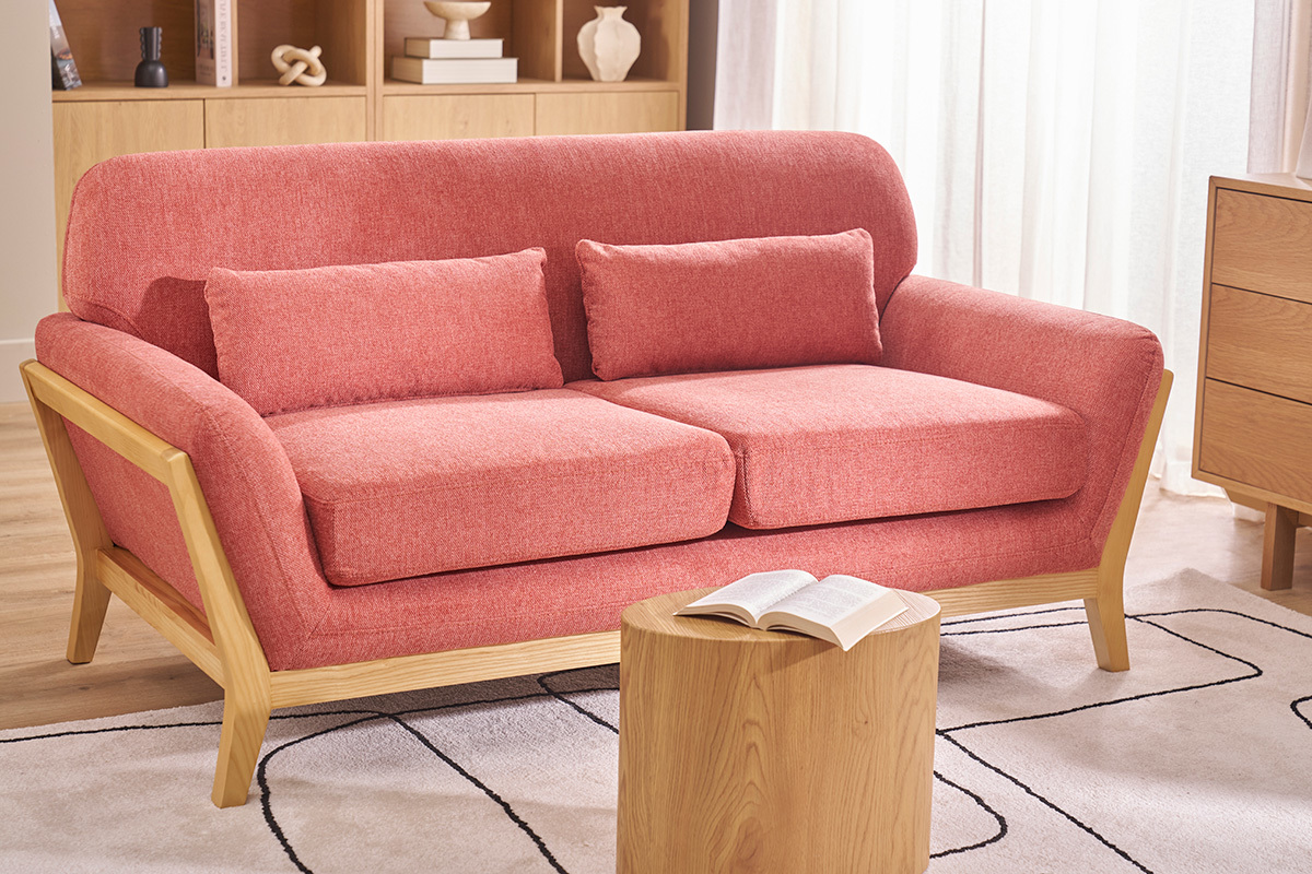 Divano scandinavo 2 posti terracotta e legno chiaro con cuscini, tavolino in legno, vista frontale.