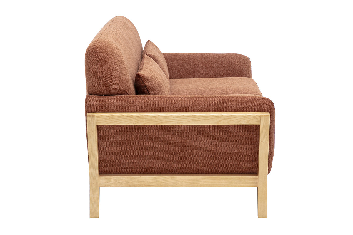Divano scandinavo a 2 posti vista di profilo in tessuto color terra bruciata e legno chiaro.