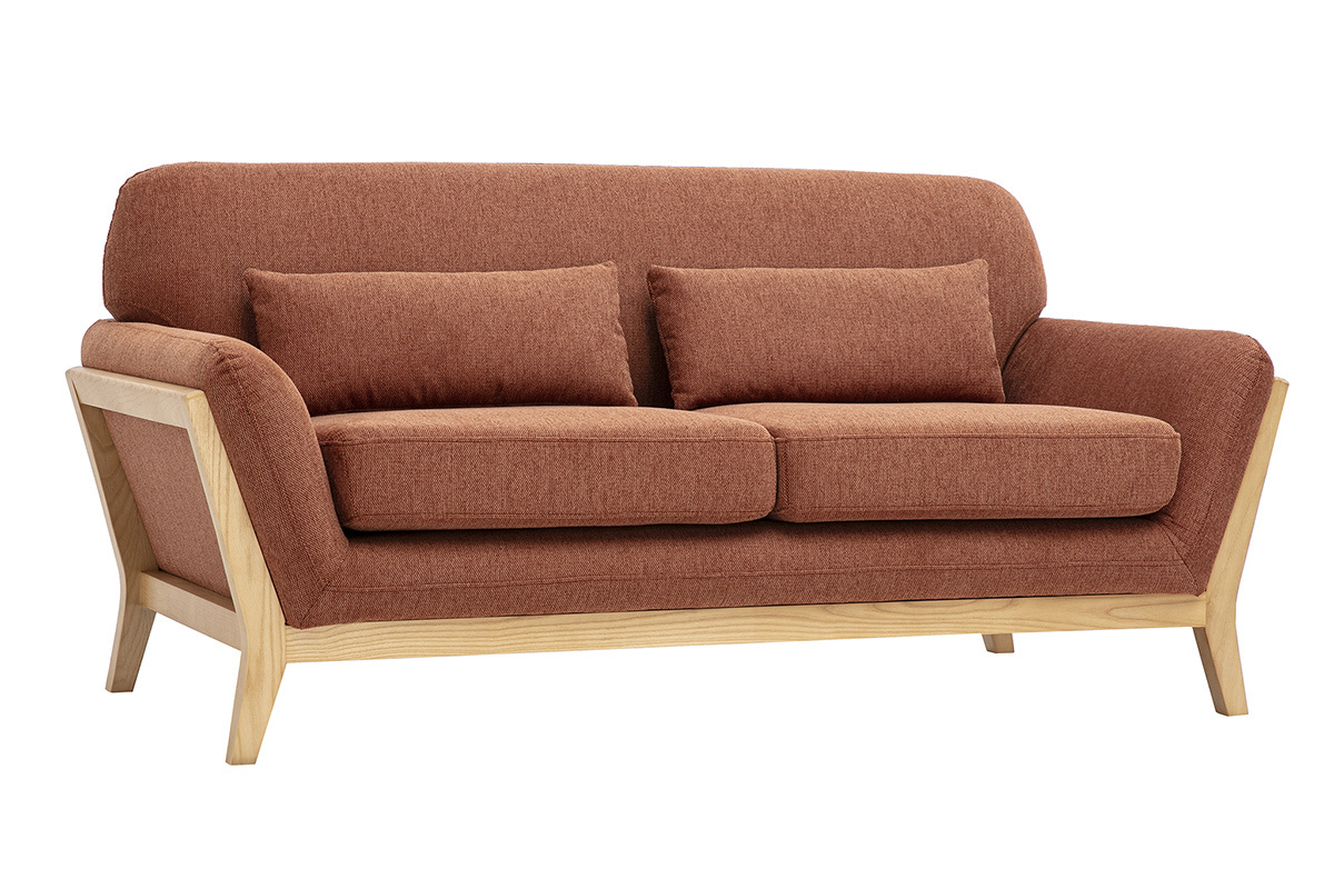 Divano scandinavo a 2 posti in tessuto effetto velluto testurizzato color terra bruciata e legno chiaro, vista 3/4.
