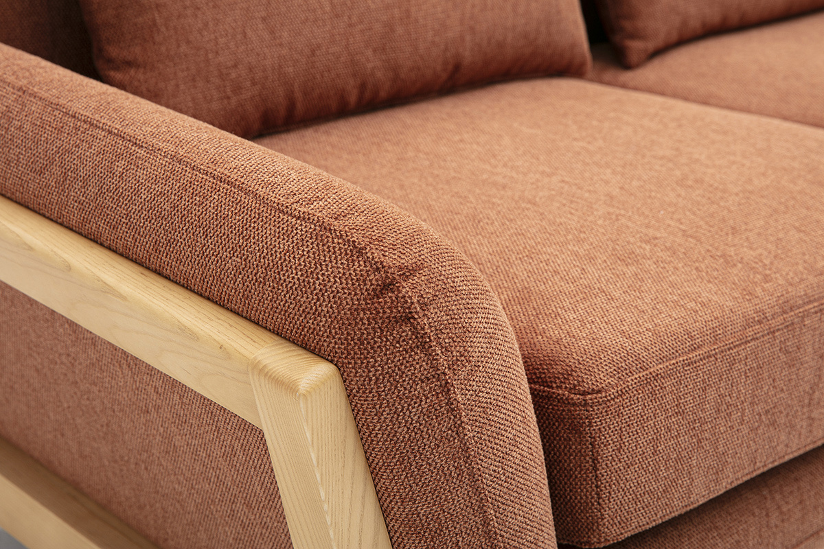 D�tail du canap� scandinave 2 places en tissu effet velours textur� terre cuite et bois clair, vue de pr�s.
