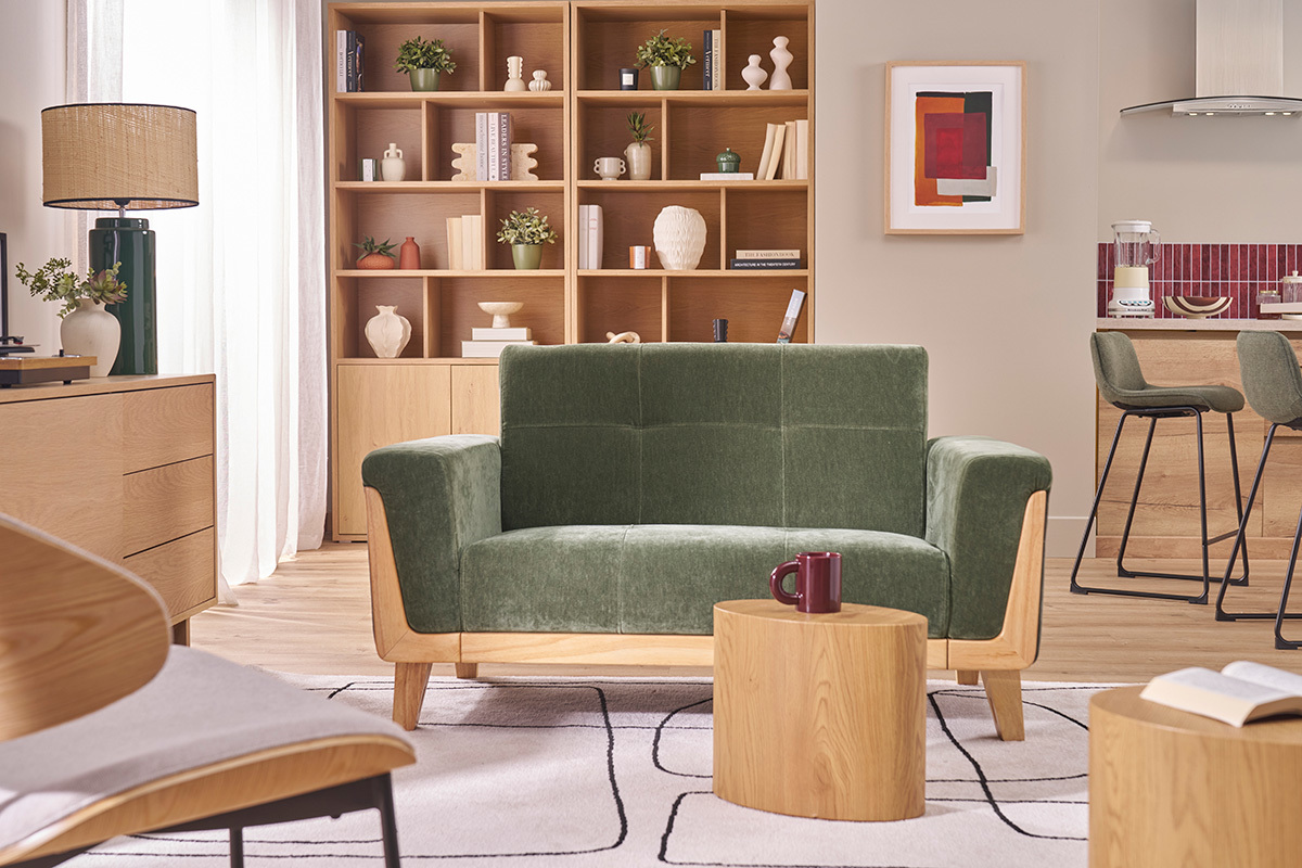 Divano scandinavo verde kaki in tessuto effetto velluto, legno chiaro, piedi in hevea, vista frontale.