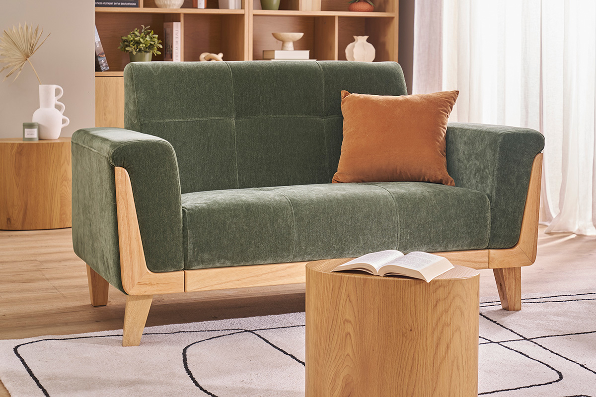 Divano scandinavo 2 posti in tessuto verde con struttura in legno, cuscino marrone, vista frontale.