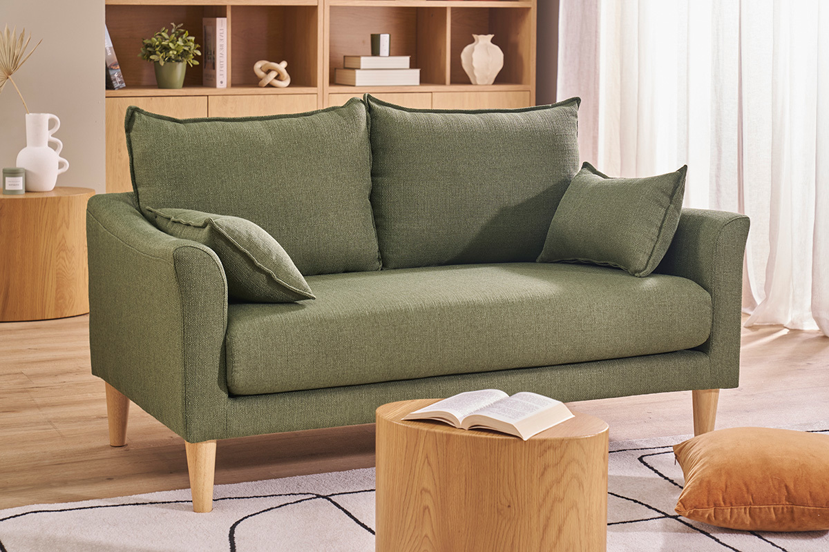 Divano scandinavo 2 posti verde kaki con gambe in legno chiaro, braccioli svasati, cuscini sul dorso.