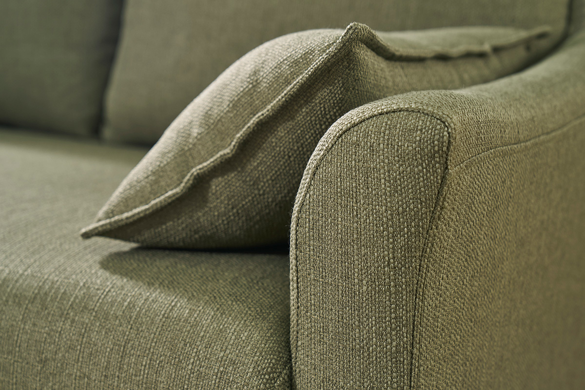 Dettaglio di un bracciolo del divano scandinavo a 2 posti in tessuto verde kaki KATE.