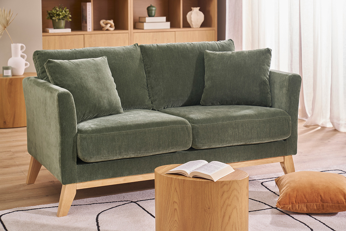 Divano 2 posti verde kaki in tessuto velluto e legno chiaro, vista frontale, con cuscini.