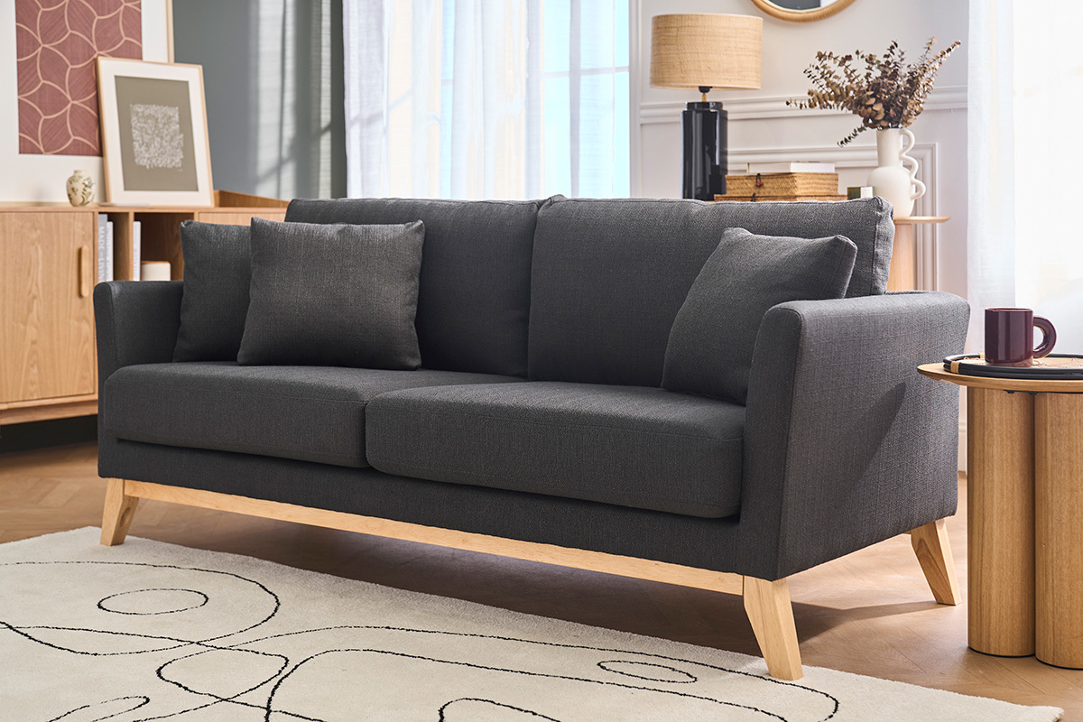 Divano scandinavo grigio scuro a 3 posti con piedi in legno chiaro, vista frontale.