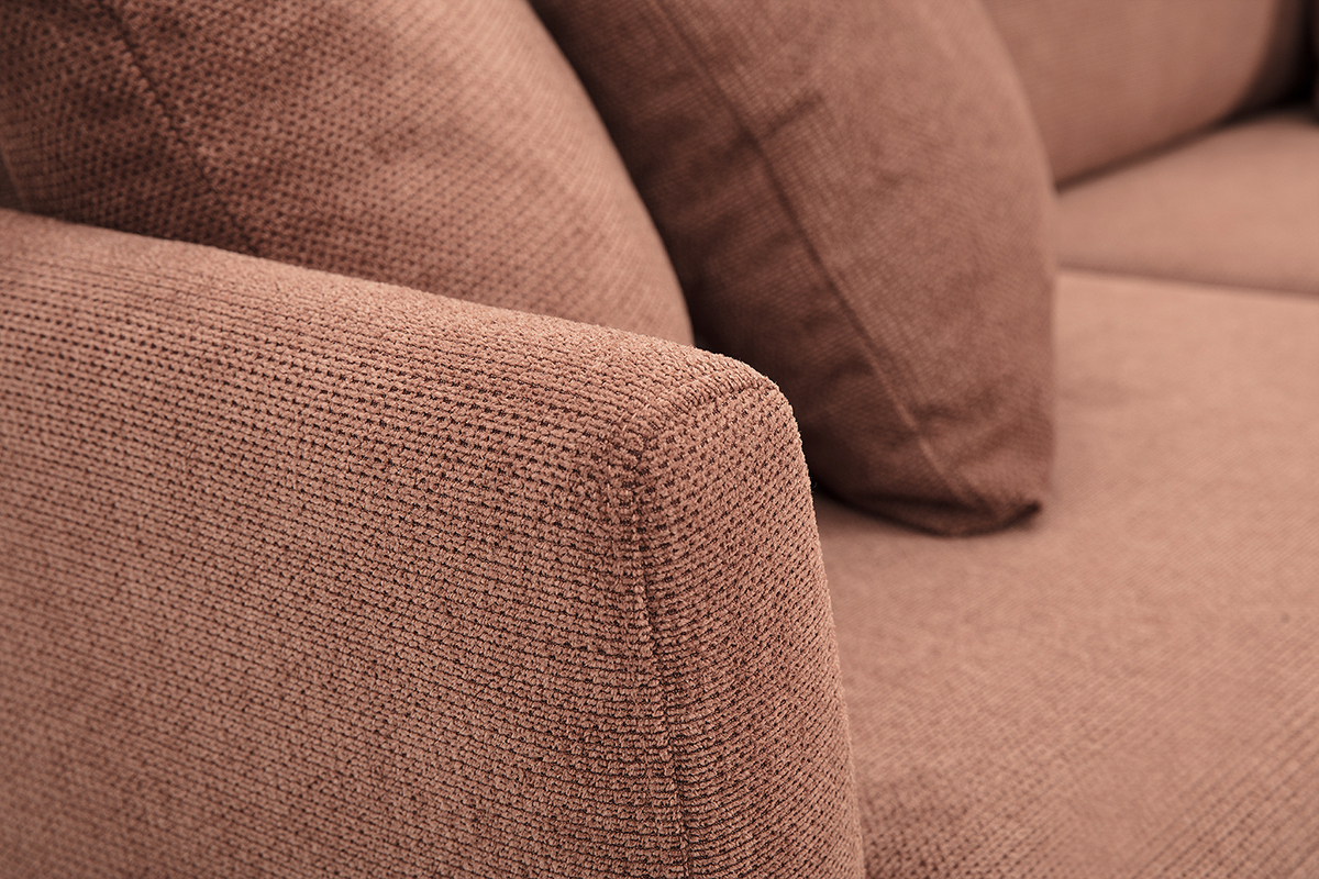 Primo piano sul bracciolo in tessuto ciniglia color terra bruciata del divano OSLO.