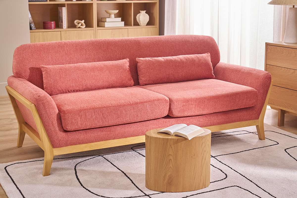Divano YOKO 3 posti terracotta in tessuto effetto velluto, struttura in legno chiaro, vista frontale in un soggiorno.
