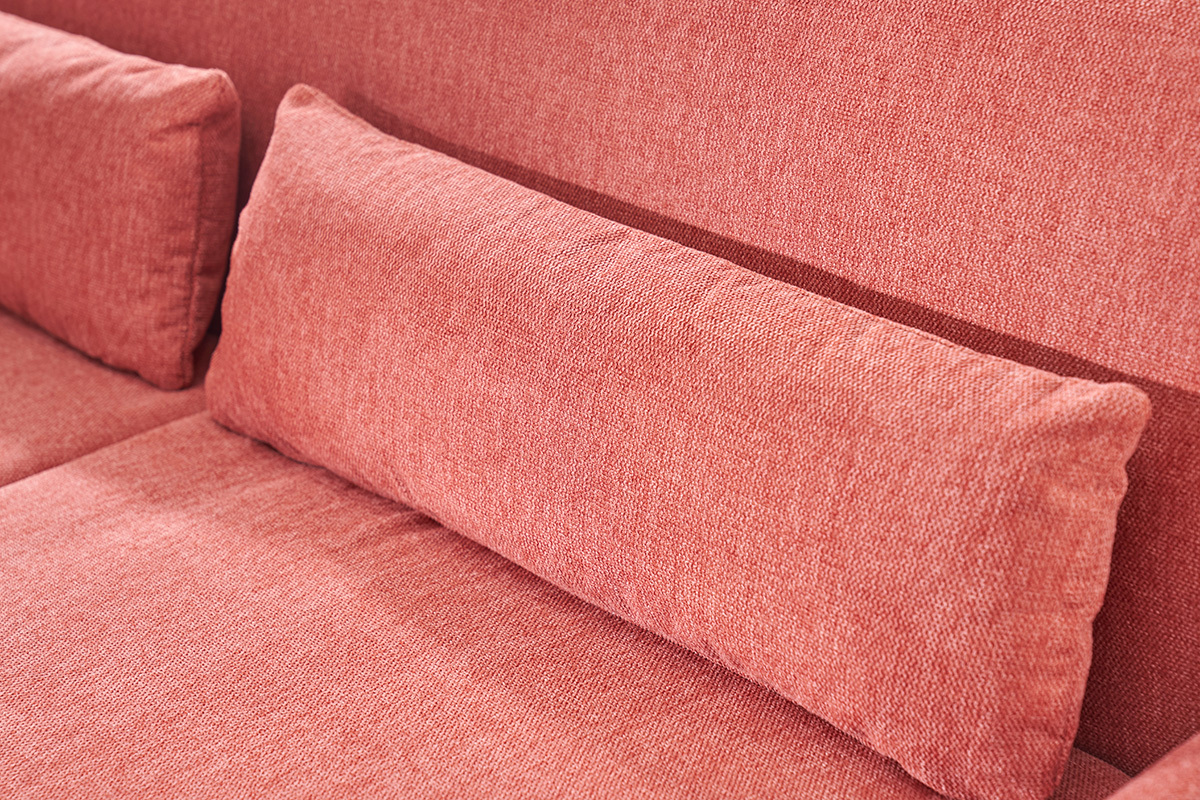 Primo piano sui cuscini del divano YOKO in tessuto effetto velluto testurizzato terracotta.