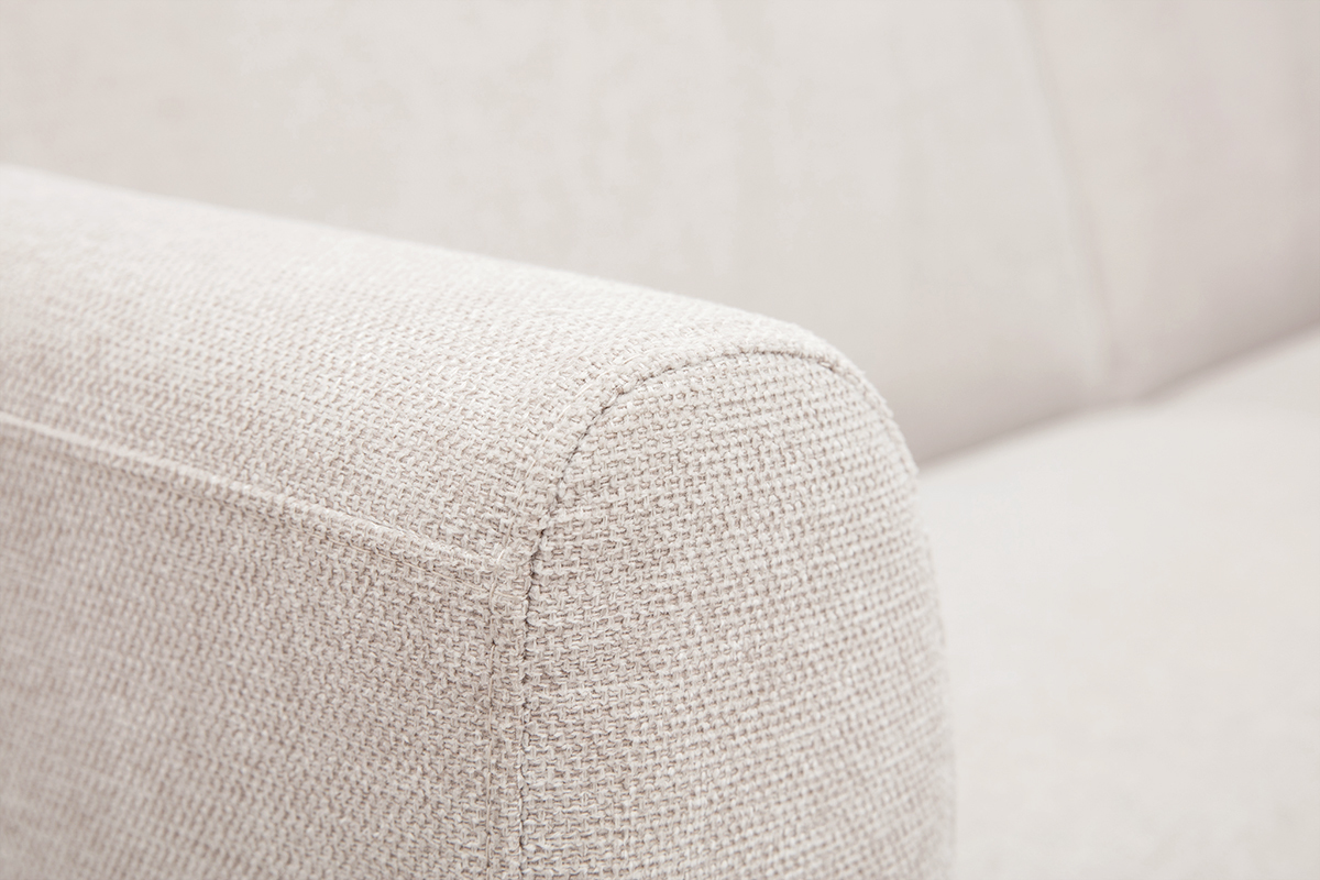 Divano scandinavo 4 posti in tessuto effetto velluto testurizzato beige e legno chiaro SINDRO
