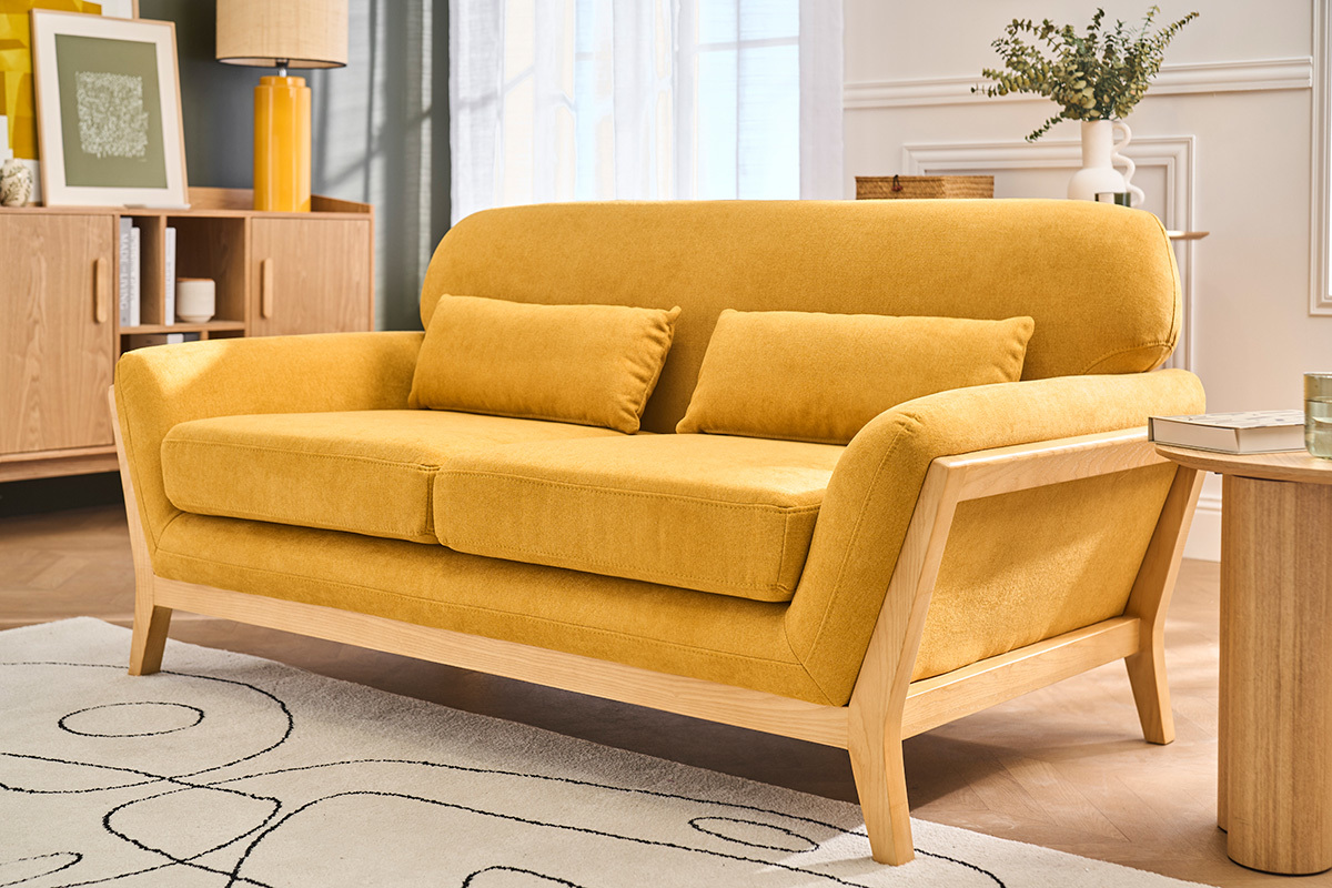 Divano scandinavo giallo senape 2 posti, legno chiaro, vista da 3/4.