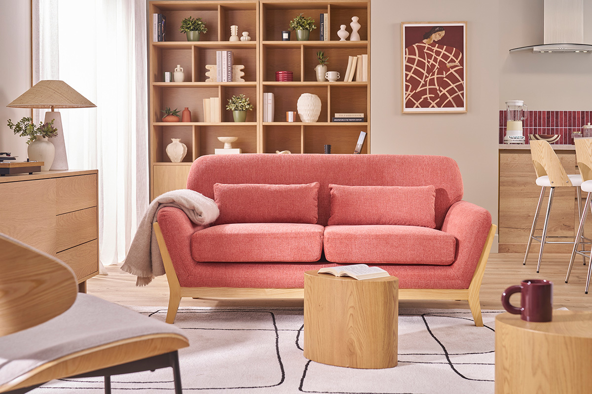 Canap� scandinave a 2 posti in tessuto terracotta e legno chiaro, vista frontale, decorazione d'interni moderna.