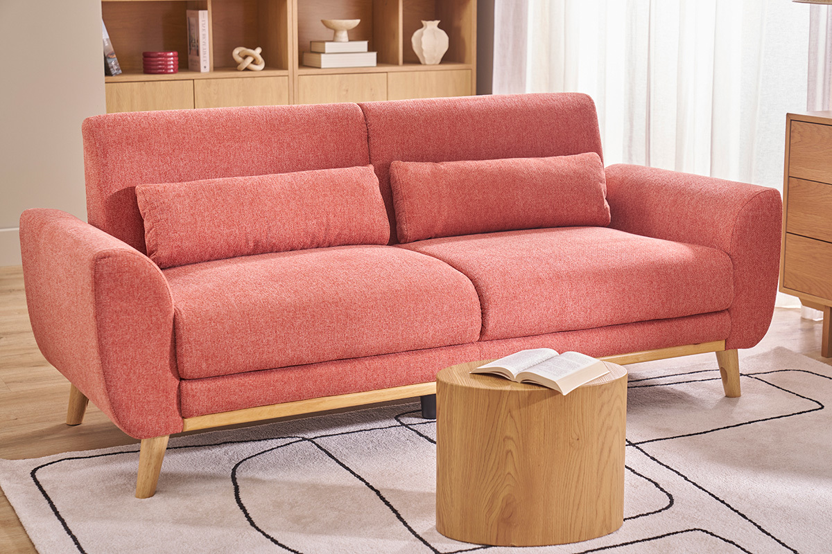 Divano scandinavo a 3 posti terracotta in tessuto effetto velluto, angolo di visuale frontale.