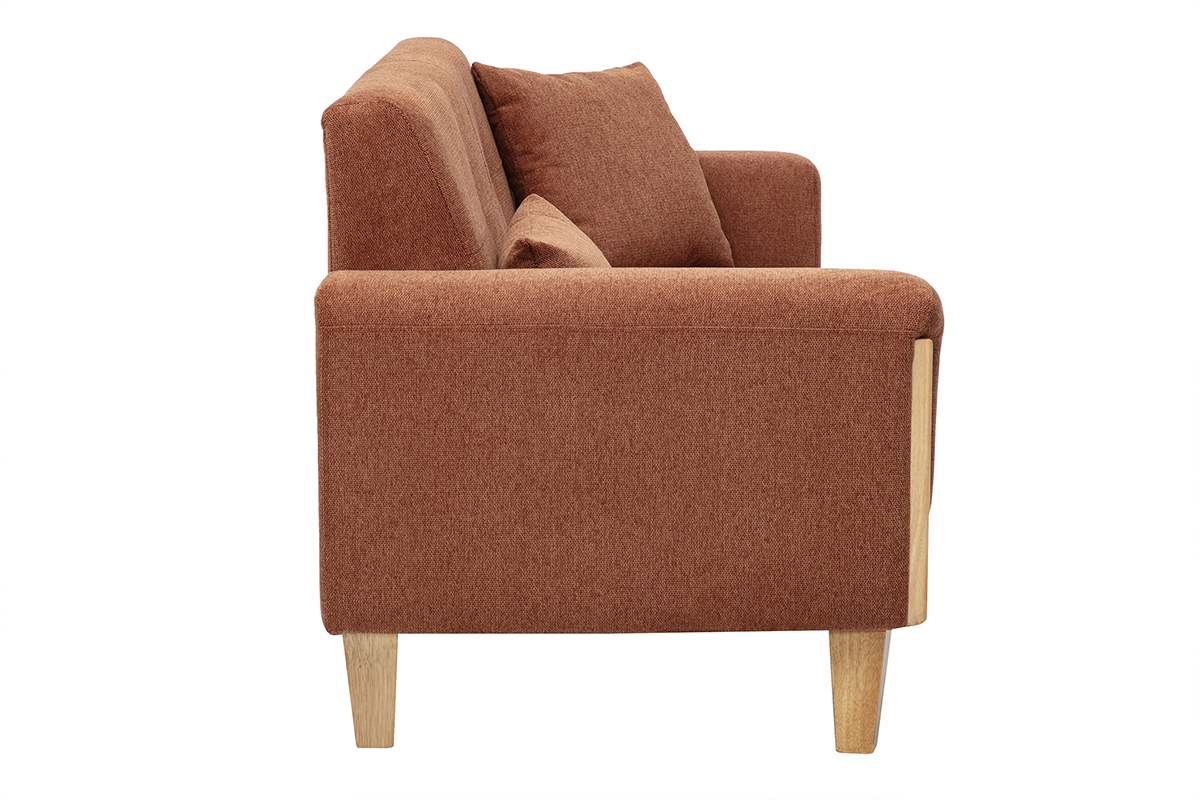 Divano scandinavo a 3 posti in tessuto effetto velluto color terra bruciata, vista di profilo su gambe in legno chiaro.