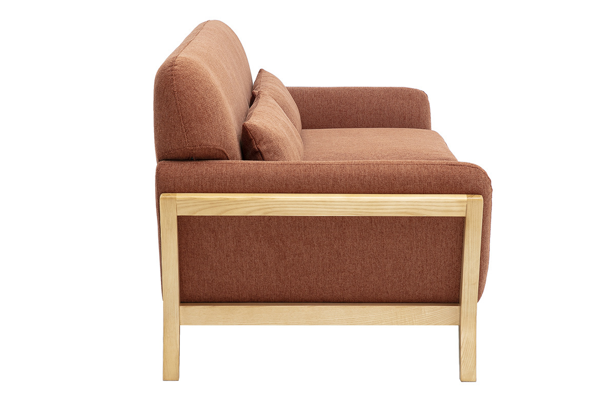 Divano scandinavo a 3 posti color terra bruciata, vista di profilo, con struttura in legno chiaro.
