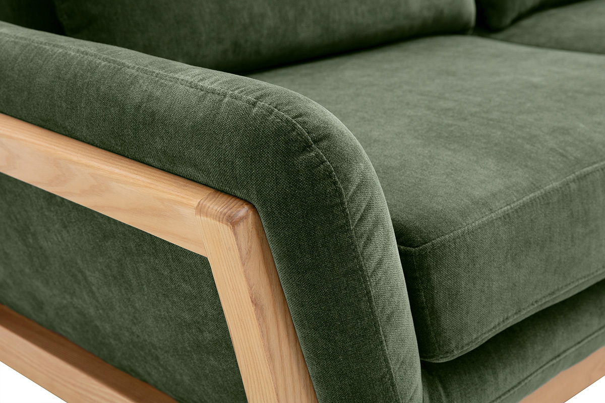 Divano scandinavo a 3 posti in tessuto velluto verde kaki con struttura in legno chiaro, vista da vicino.