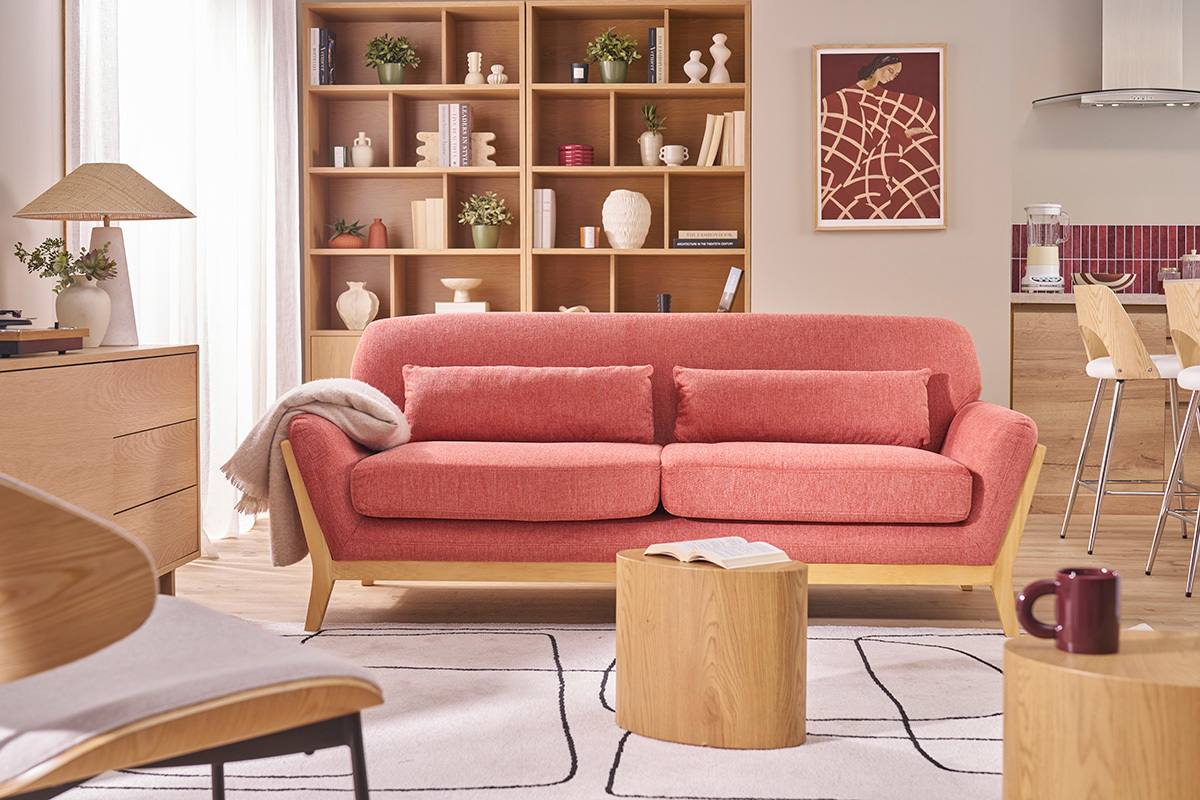 Canap� scandinave 3 places en tissu terracotta et bois clair YOKO, vue de face dans un salon moderne.