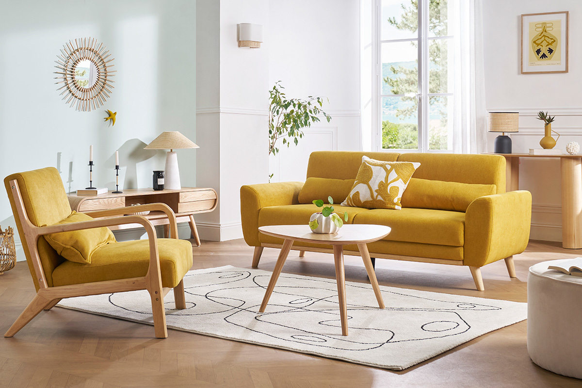 Divano scandinavo a 3 posti in tessuto giallo e legno scuro in un soggiorno moderno con altri mobili.