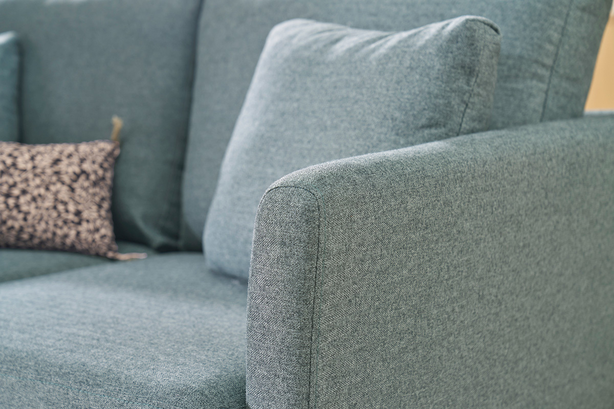 Divano scandinavo a 2 posti verde grigio in tessuto, con braccioli e cuscini visibili.