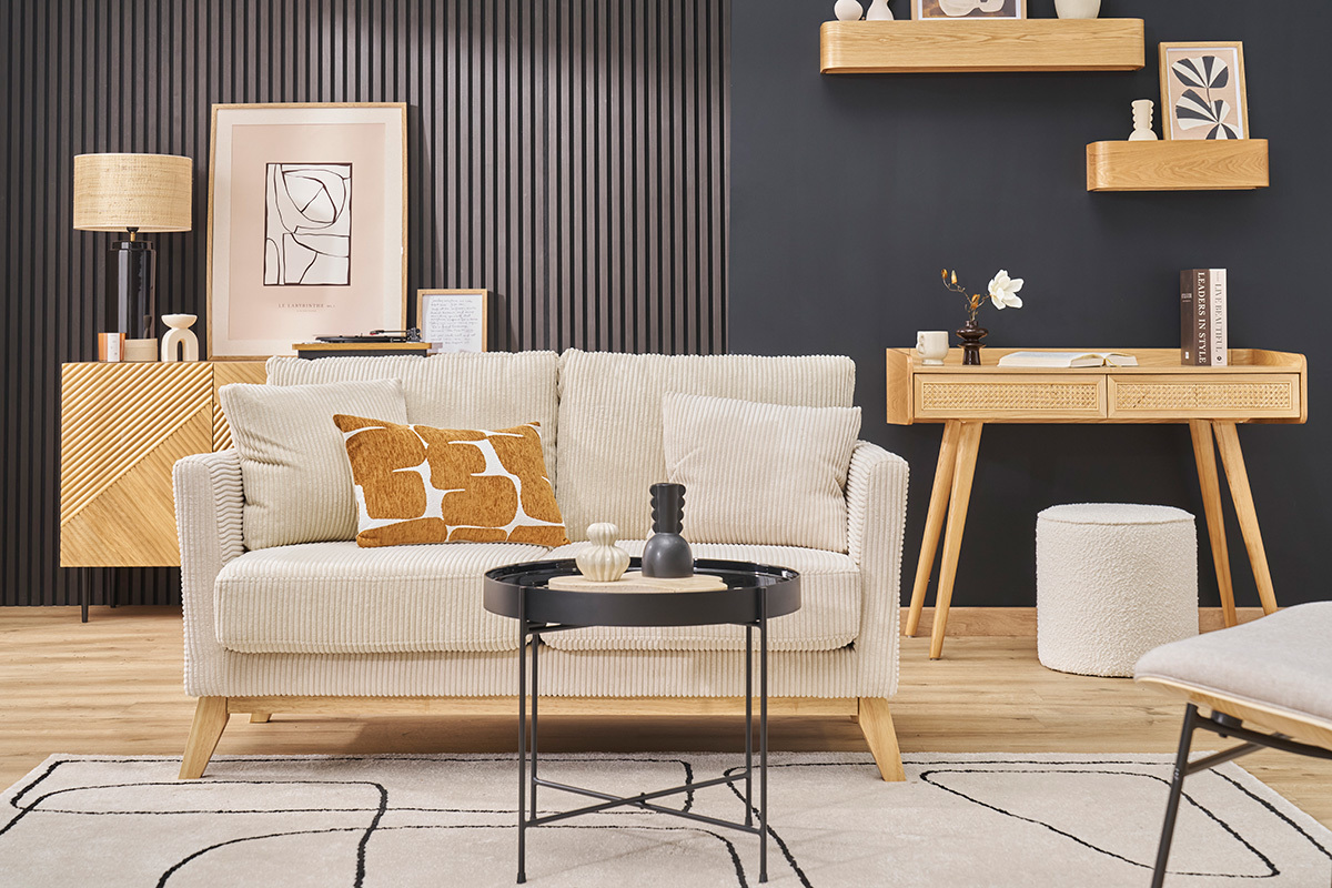 Divano scandinavo sfoderabile a 2 posti in tessuto beige, vista frontale in un soggiorno moderno.