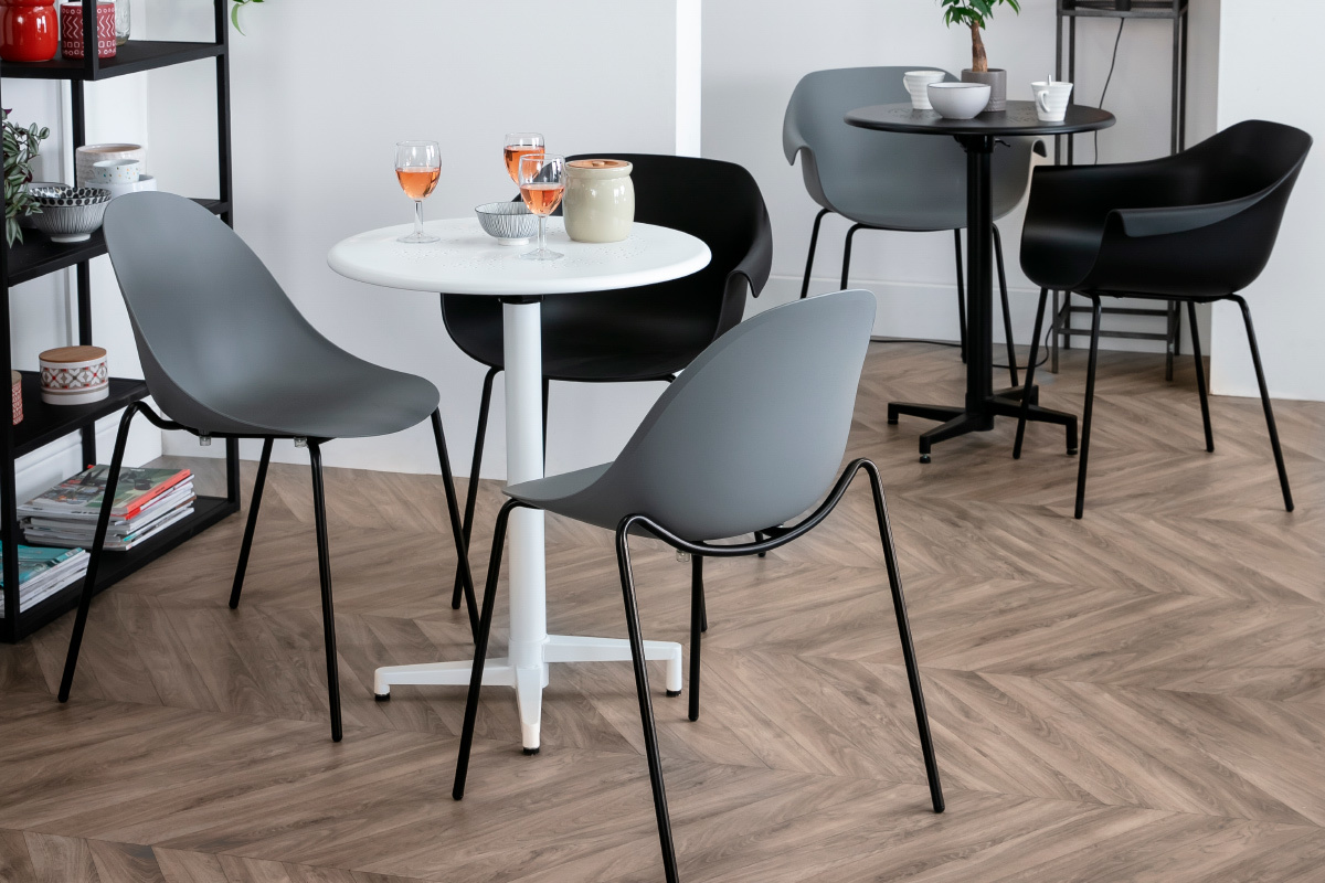 Gruppo di 2 sedie impilabili design grigie piedi metallo CONCHA