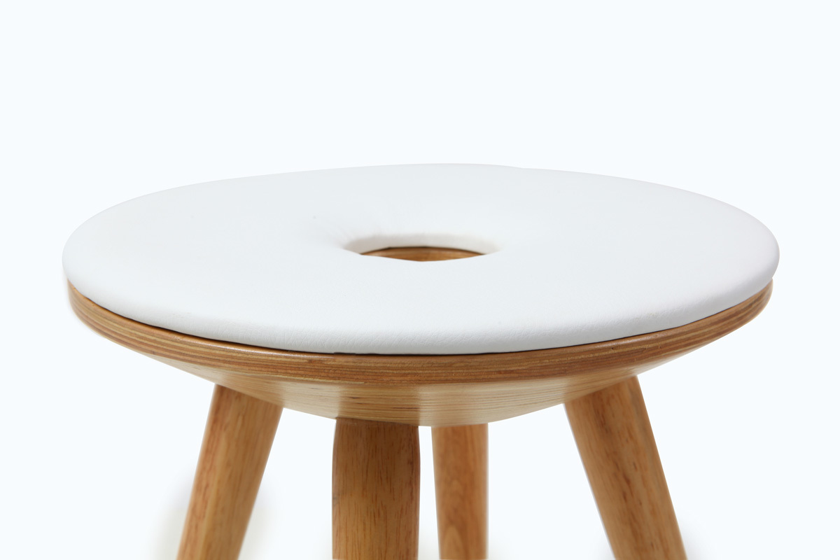 Gruppo di 2 sgabelli design legno naturale e bianco NORDECO