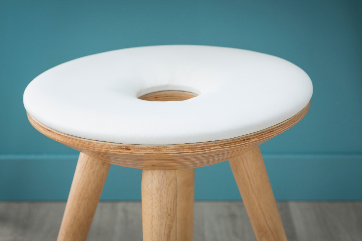 Gruppo di 2 sgabelli design legno naturale e bianco NORDECO