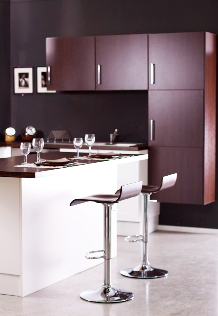 Img revue presse 235.jpg Poltrone design bianche e argento stile barocco