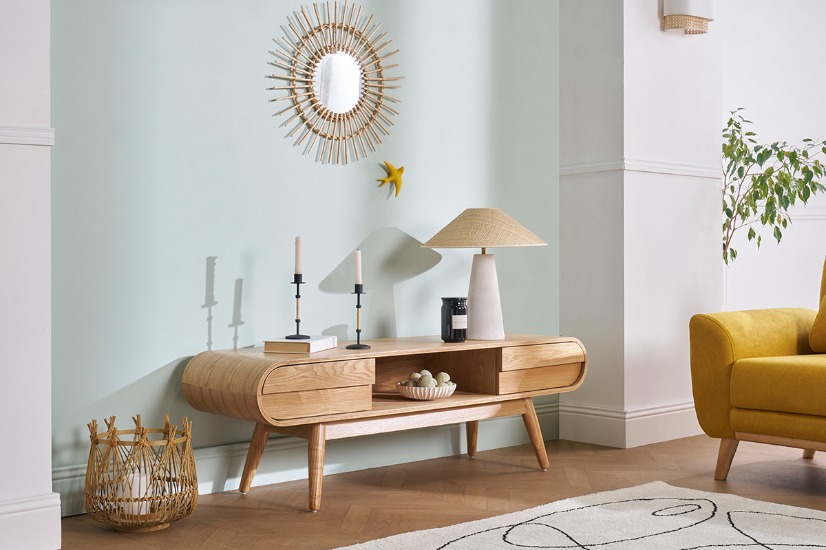Lampada da tavolo bianca in ceramica con paralume in rattan H47 cm JUNI