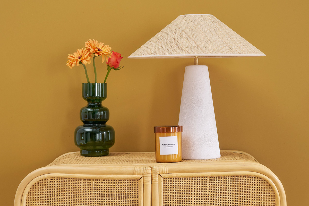 Lampada da tavolo bianca in ceramica con paralume in rattan H47 cm JUNI