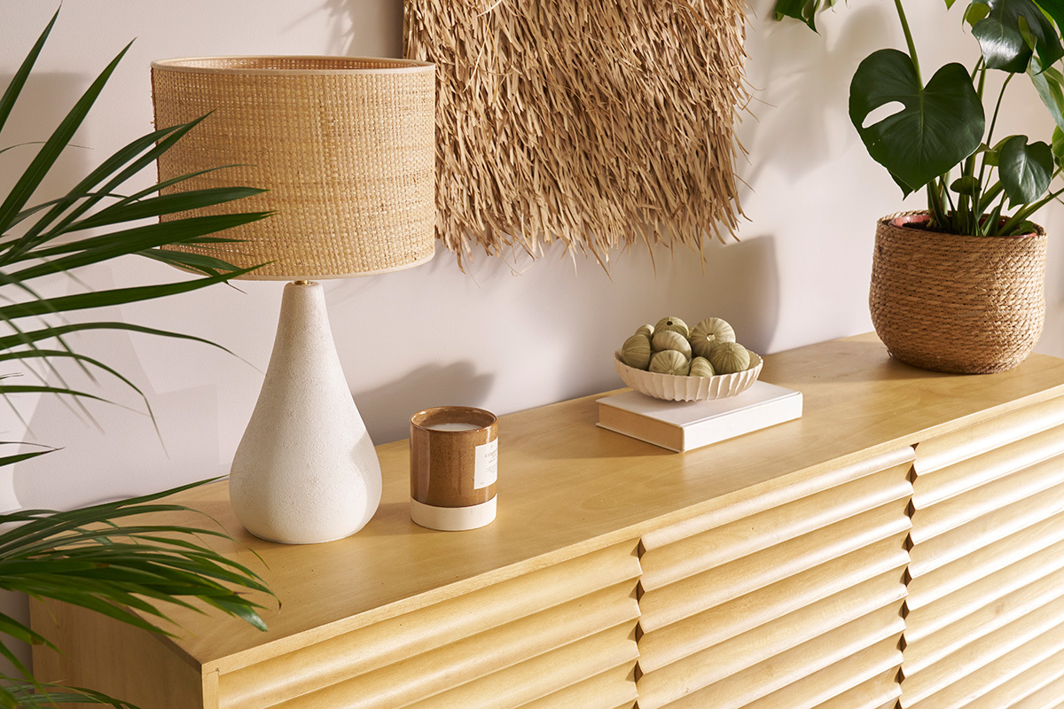 Lampada da tavolo bianca in ceramica effetto pietra e paralume in rafia H49 cm PYRUS