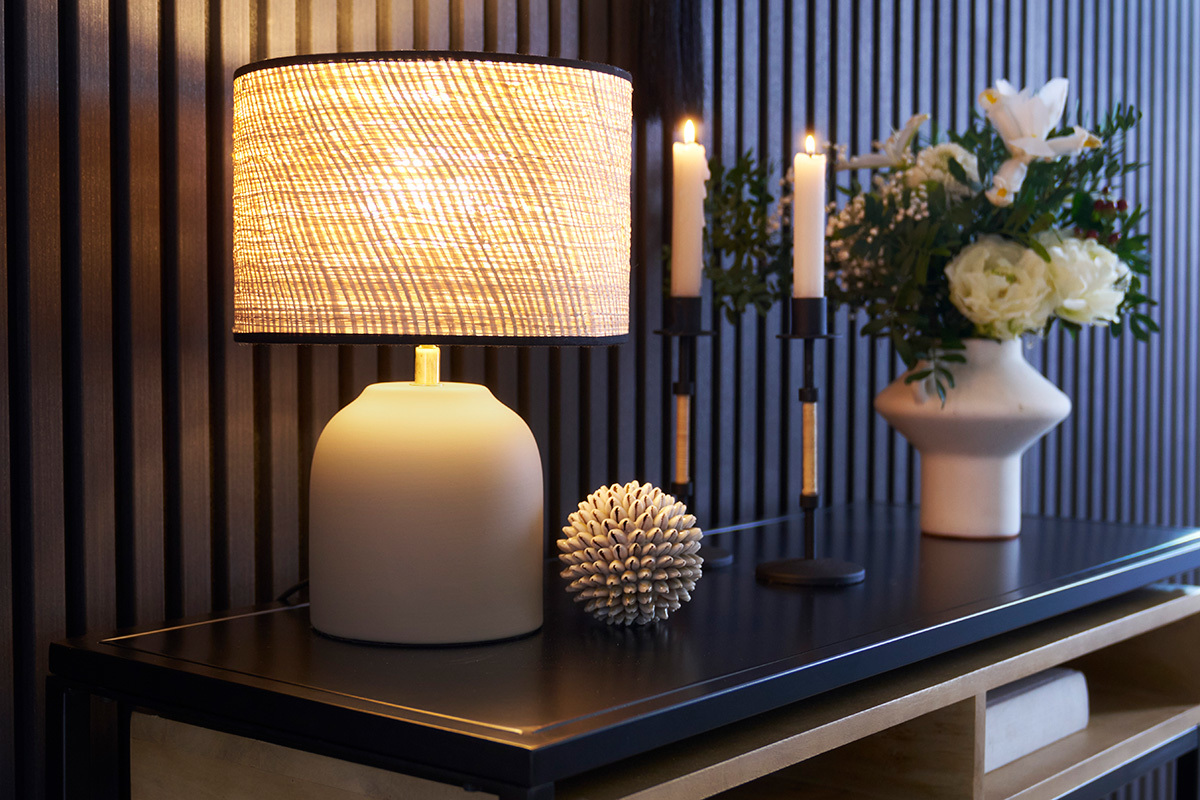 Lampada da tavolo color talpa in ceramica smaltata opaca e paralume in rafia H35 ROCHA