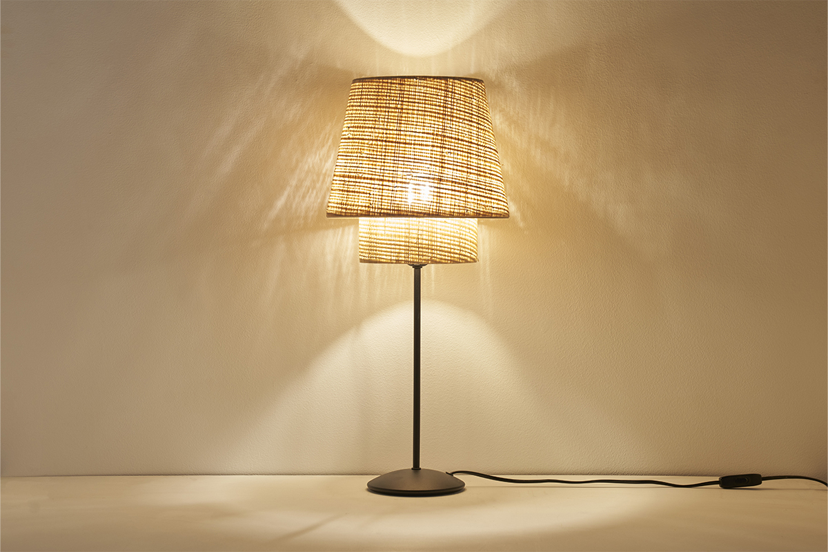 Lampada da tavolo design in fibra di rafia e metallo nero H52 cm JUME