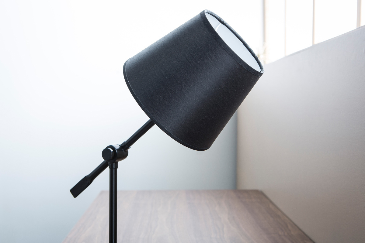 Lampada da tavolo design snodata in acciaio Nero LUCIO