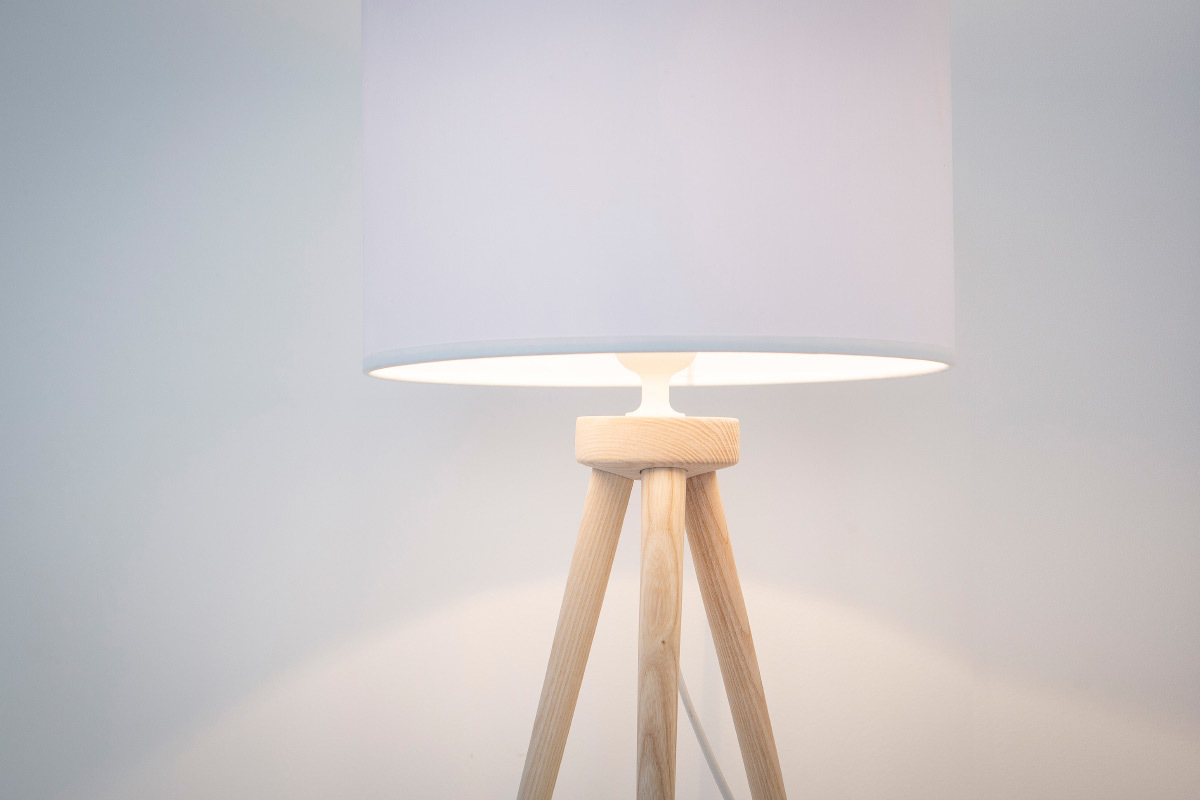 Lampada da tavolo design treppiede in legno naturale TRIPOD