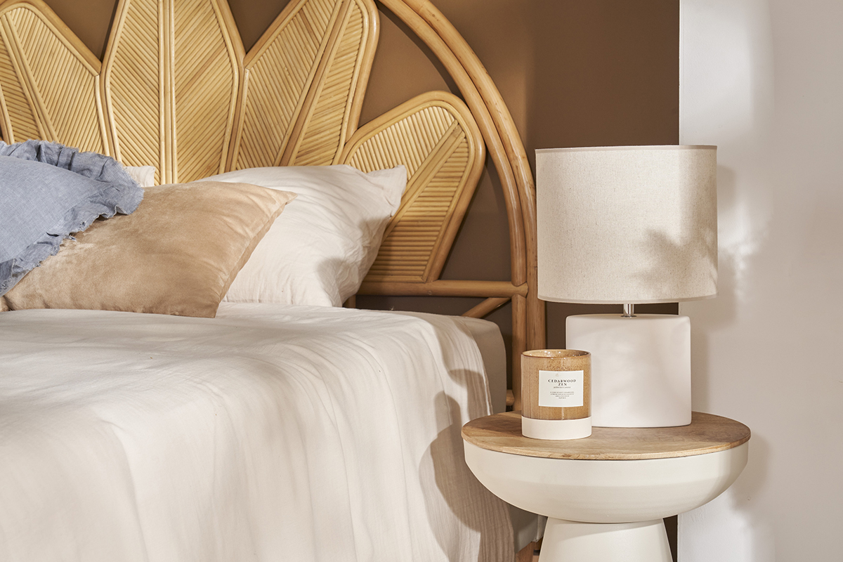 Lampada da tavolo in ceramica bianco opaco e paralume in lino naturale TIGA