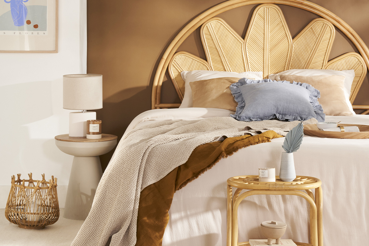 Lampada da tavolo in ceramica bianco opaco e paralume in lino naturale TIGA