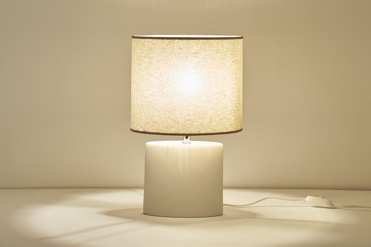 Lampada da tavolo in ceramica bianco opaco e paralume in lino naturale TIGA