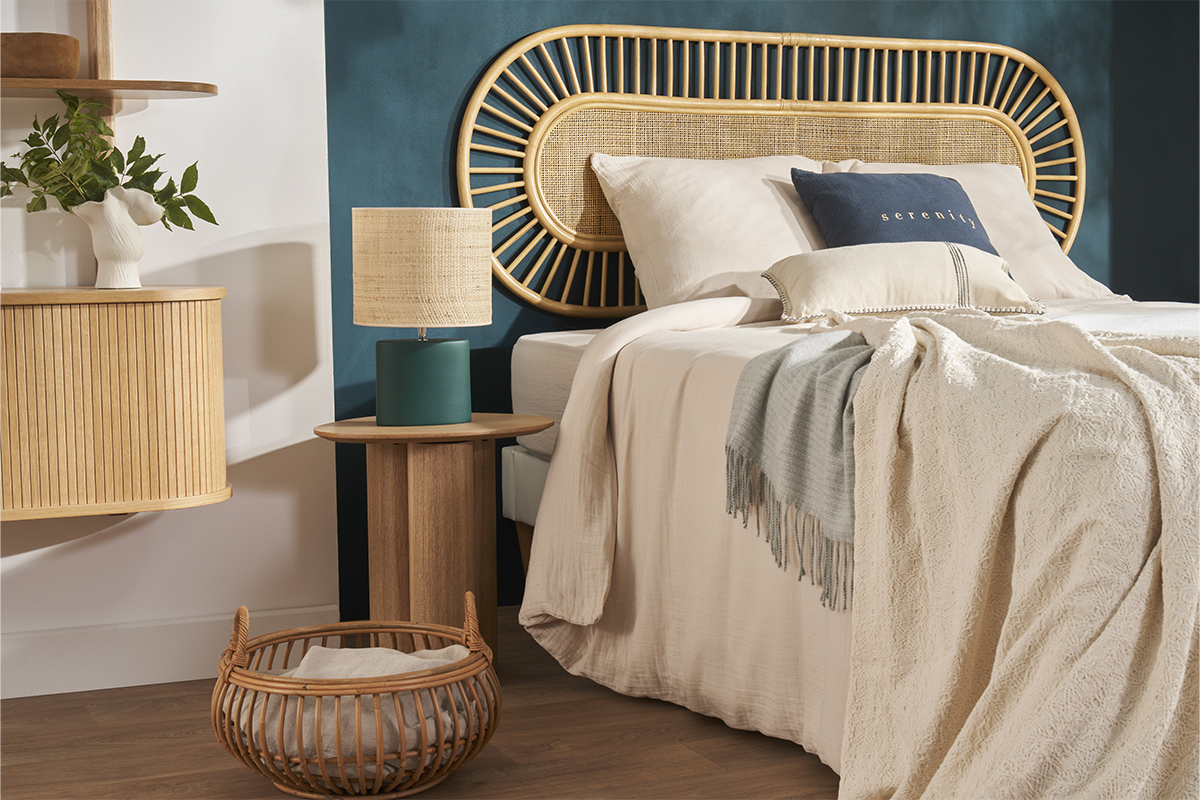 Lampada da tavolo in ceramica blu petrolio opaco e paralume in rafia naturale H40 m TIGA