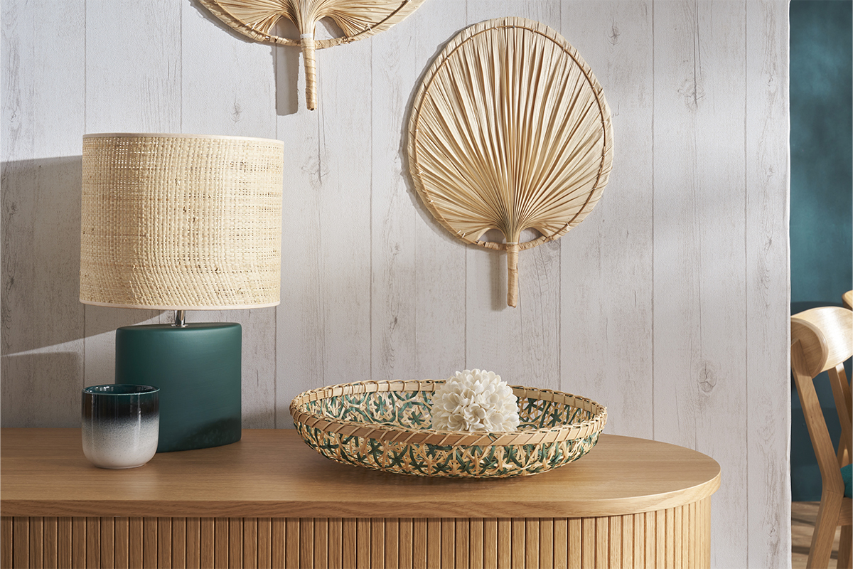 Lampada da tavolo in ceramica blu petrolio opaco e paralume in rafia naturale H40 m TIGA
