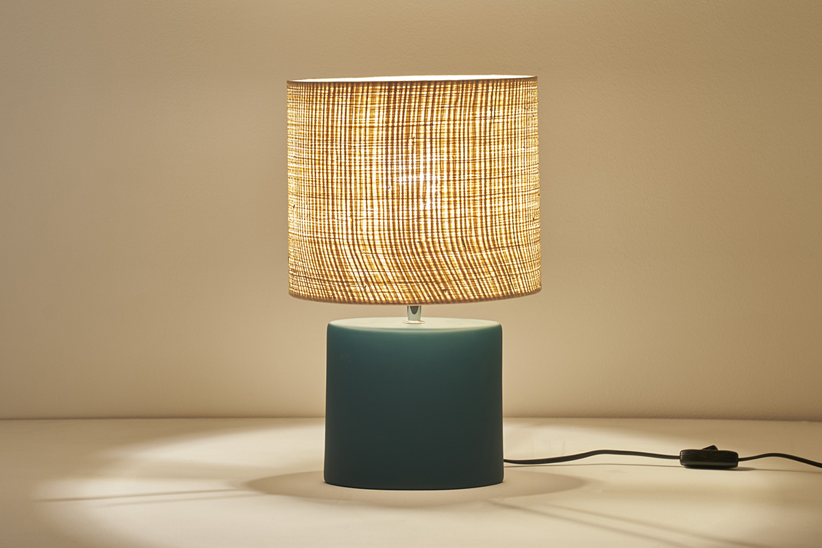 Lampada da tavolo in ceramica blu petrolio opaco e paralume in rafia naturale H40 m TIGA