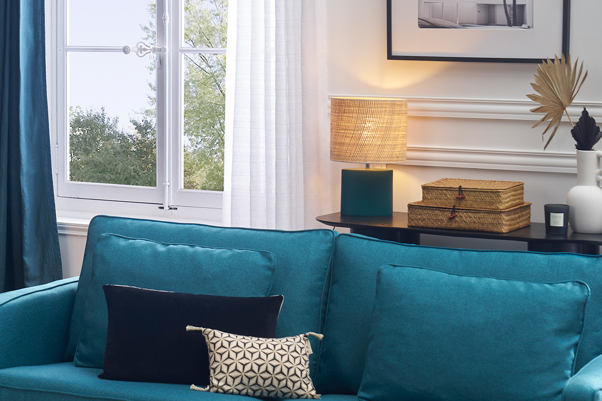 Lampada da tavolo in ceramica blu petrolio opaco e paralume in rafia naturale H40 m TIGA