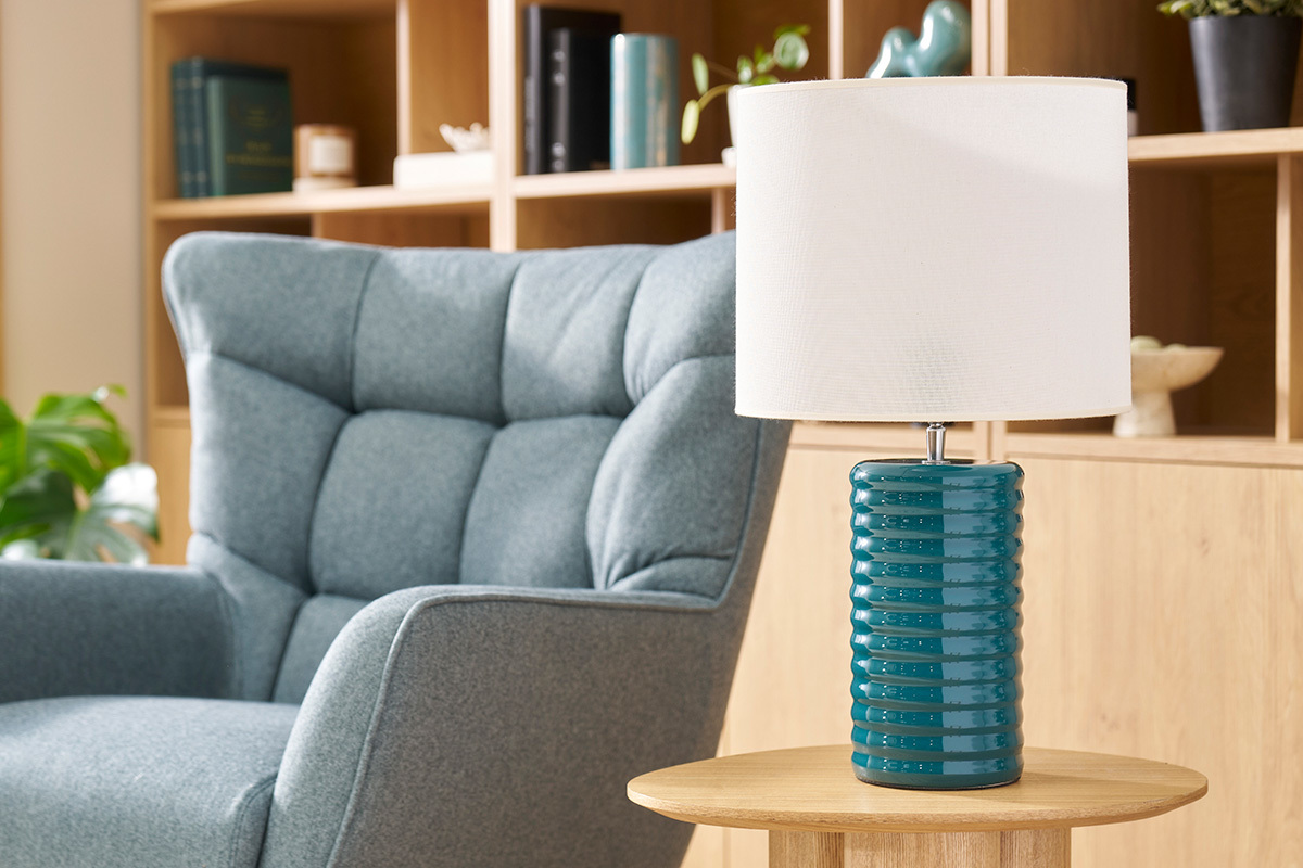 Lampada da tavolo in ceramica smaltata blu anatra e paralume cru BERRO