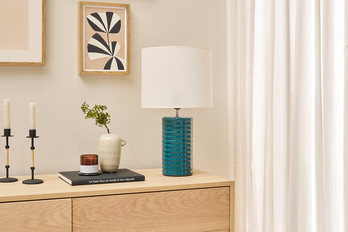 Lampada da tavolo in ceramica smaltata blu anatra e paralume cru BERRO