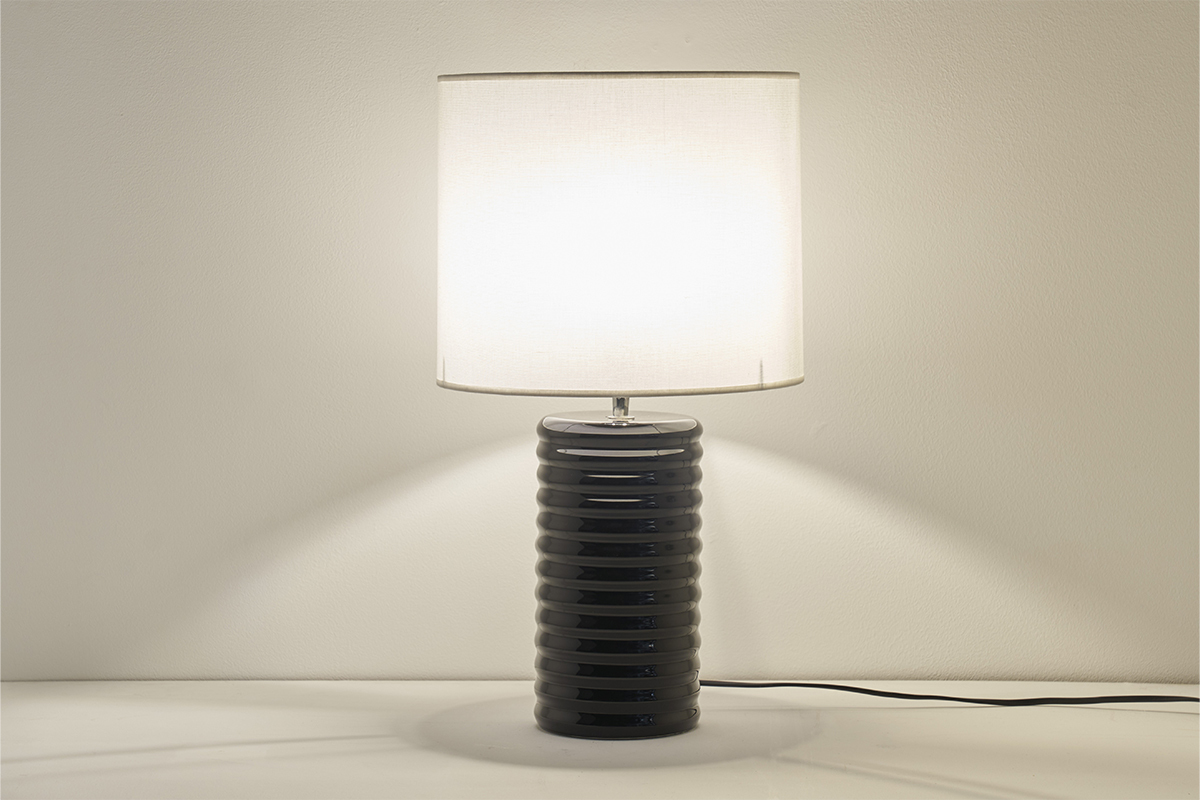 Lampada da tavolo in ceramica smaltata nero e paralume cru H53 cm BERRO
