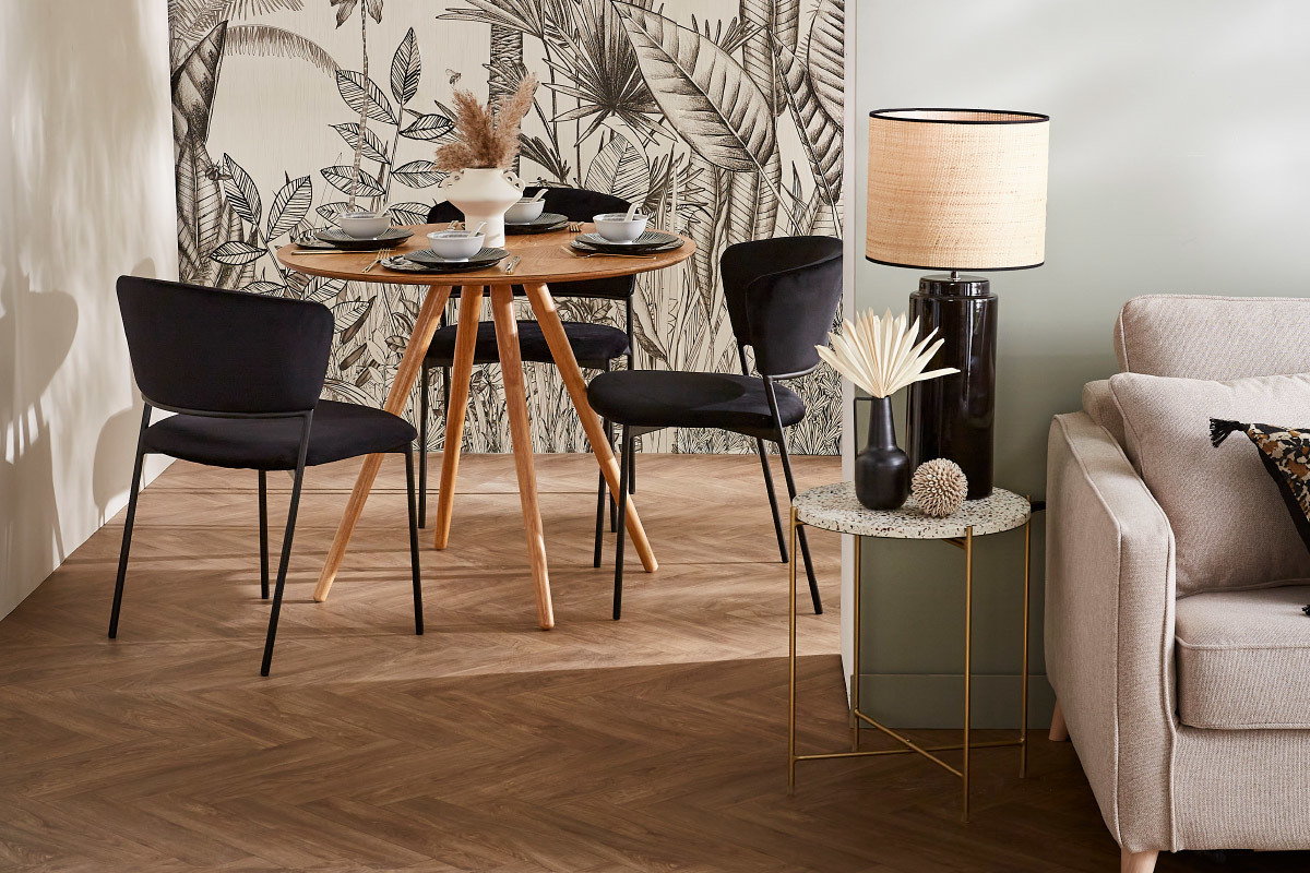 Lampada da tavolo in ceramica smaltata nero e paralume in rafia MAJES