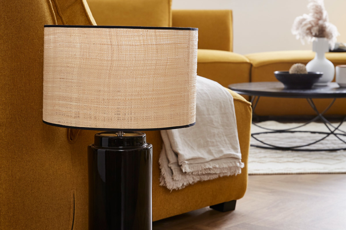 Lampada da tavolo in ceramica smaltata nero e paralume in rafia MAJES