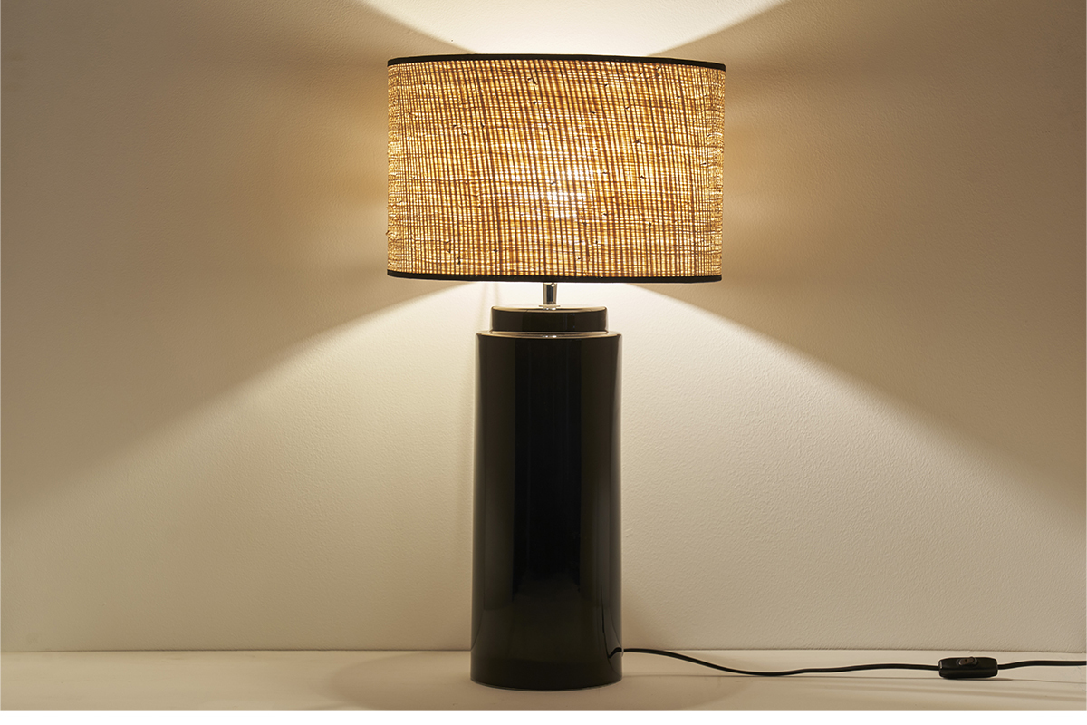 Lampada da tavolo in ceramica smaltata nero e paralume in rafia MAJES